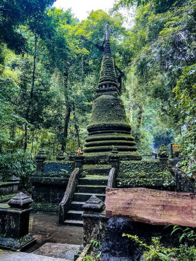 Namtok Phlio Ulusal Parkı, Chanthaburi, Tayland 'da antik pagoda ve şelale