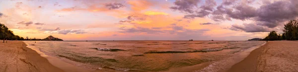 Suan Son Pradipat Beach o zachodzie słońca w Prachuap Khiri Khan, Tajlandia — Zdjęcie stockowe