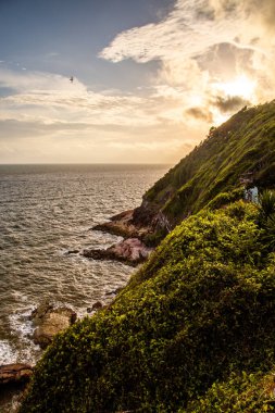 Uçurumlar ve deniz manzaralı kafe, gökyüzü manzaralı, Pha Suk nir, Ko Proet, Chanthaburi, Tayland