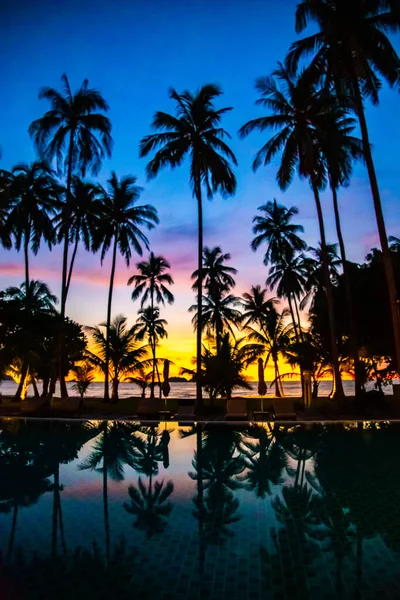 Klong Prao Beach durante o pôr do sol em Koh Chang, Trat, Tailândia — Fotografia de Stock