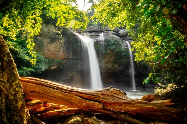 Cascade Haew Suwat dans le parc national de Khao Yai à Nakhon Ratchasima, Thaïlande — Photo