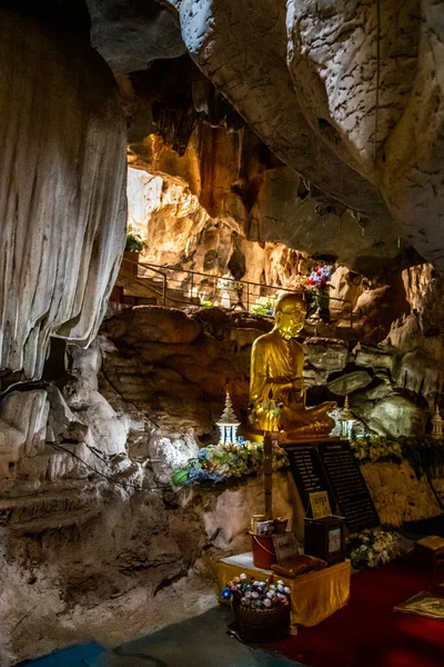 泰国Kanchanaburi山洞中的Wat tham Pu Wa寺庙 — 图库照片