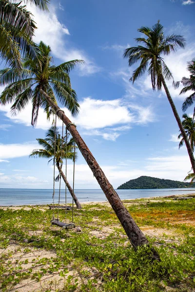 Chalé de barco abandonado, navio fantasma em Grand Lagoona, Koh Chang, Trat, Tailândia — Fotografia de Stock