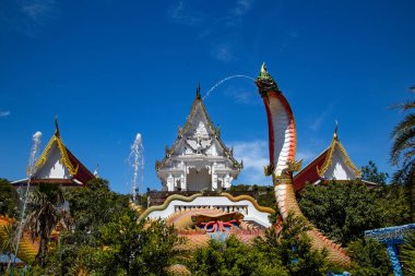 Wat Khao Sung Chaem Fa tapınağı dev yılanlı ve uzanan altın Buda, Kanchanaburi, Tayland