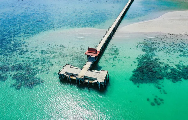 Bang Bao İskelesi 'nin ve Koh Chang, Trat, Tayland' daki deniz fenerinin havadan görüntüsü.
