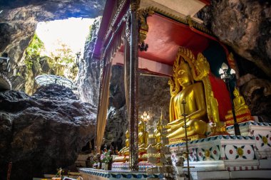 Wat Ban Tham tapınağı ve Kanchanaburi, Tayland 'daki mağara
