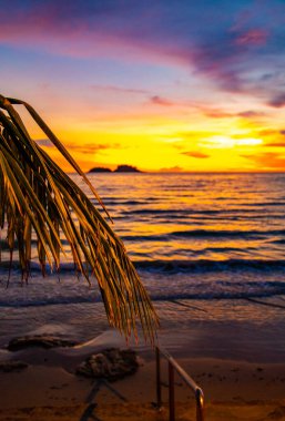 Gün batımında Klong Prao Sahili Koh Chang, Trat, Tayland
