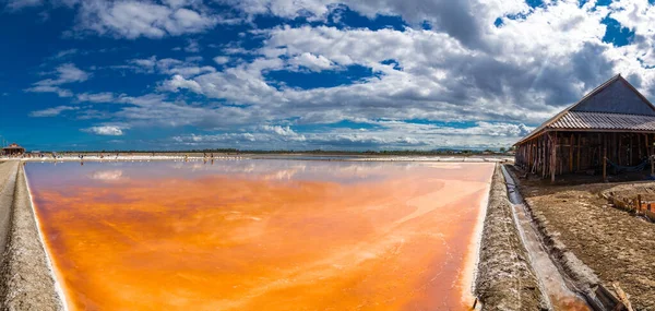 Phetchaburi Salt flats Naklua, granjas y agricultores recolectando sal en Phetchaburi, Tailandia — Foto de Stock