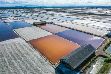 Phetchaburi Tuzu Naklua 'da daireler, çiftlikler ve çiftçiler Phetchaburi, Tayland' da tuz topluyor.