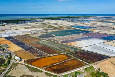Phetchaburi Tuzu Naklua 'da daireler, çiftlikler ve çiftçiler Phetchaburi, Tayland' da tuz topluyor.