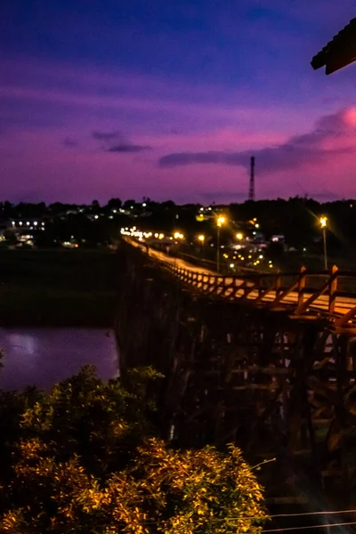 Mon Bridge, vecchio ponte di legno al tramonto a Sangkhlaburi, Kanchanaburi, Thailandia — Foto Stock