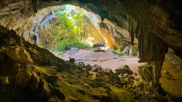 Cueva de Phraya Nakhon, templo del pabellón de Khua Kharuehat en el parque nacional de Khao Sam Roi Yot en Prachuap Khiri Khan, Tailandia — Foto de Stock