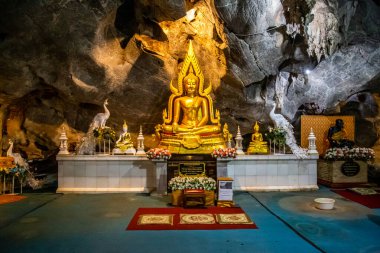 Wat tham Pu Wa tapınağı Kanchanaburi, Tayland 'daki mağarada.