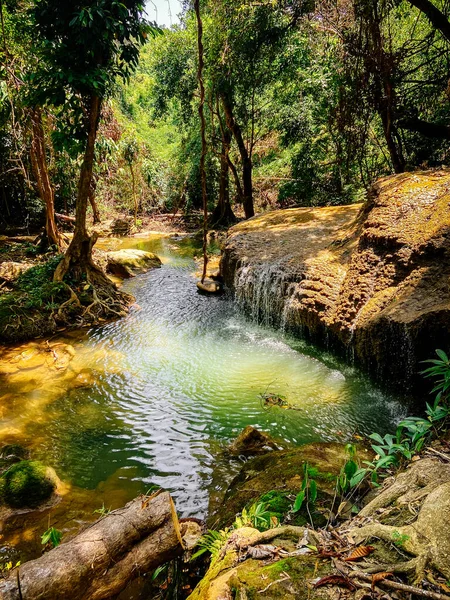 Cascada de Pha Tad en Kanchanaburi, Tailandia — Foto de Stock