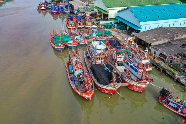 Veduta aerea del fiume Rayong e barche da pesca a Rayong, Thailandia — Foto Stock