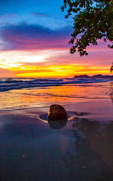 Playa de Klong Prao durante la puesta del sol en Koh Chang, Trat, Tailandia — Foto de Stock