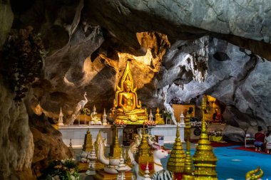 Wat tham Pu Wa tapınağı Kanchanaburi, Tayland 'daki mağarada.