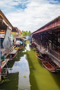 Ratchaburi, Tayland 'daki kilit altında Damnoen Saduak Yüzen Pazarı