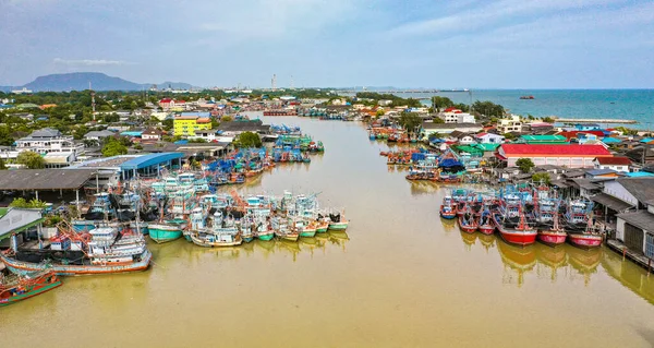 Vista aérea del río Rayong y barcos de pesca en Rayong, Tailandia — Foto de Stock
