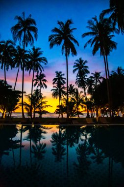 Gün batımında Klong Prao Sahili Koh Chang, Trat, Tayland