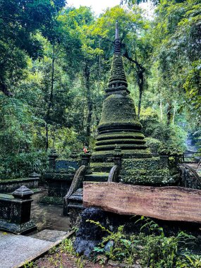 Namtok Phlio Ulusal Parkı, Chanthaburi, Tayland 'da antik pagoda ve şelale