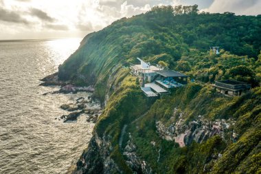 Uçurumlar ve deniz manzaralı kafe, gökyüzü manzaralı, Pha Suk nir, Ko Proet, Chanthaburi, Tayland