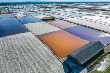 Phetchaburi Tuzu Naklua 'da daireler, çiftlikler ve çiftçiler Phetchaburi, Tayland' da tuz topluyor.