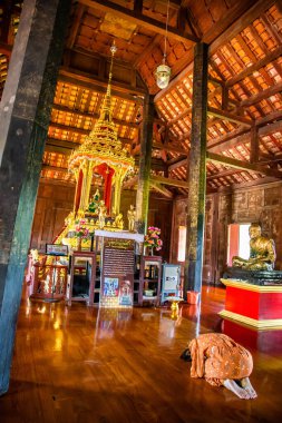 Wat Yai Suwannaram tapınağı Phetchaburi, Tayland 'da yeşil zümrüt Buddha ile