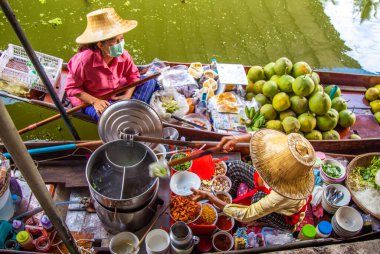 Ratchaburi, Tayland 'daki kilit altında Damnoen Saduak Yüzen Pazarı