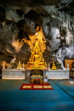 Wat tham Pu Wa tapınağı Kanchanaburi, Tayland 'daki mağarada.