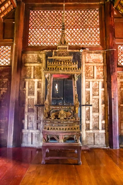 タイ・ペチャブリに緑のエメラルド仏のワット・ヤイ・スワンナラム寺院 — ストック写真