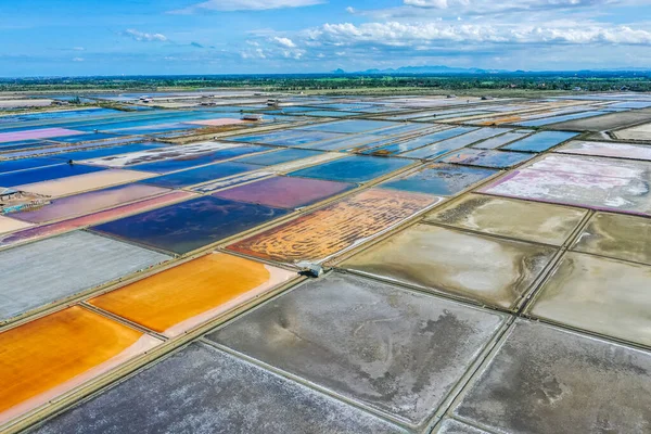 Phetchaburi Salt flats Naklua, granjas y agricultores recolectando sal en Phetchaburi, Tailandia —  Fotos de Stock