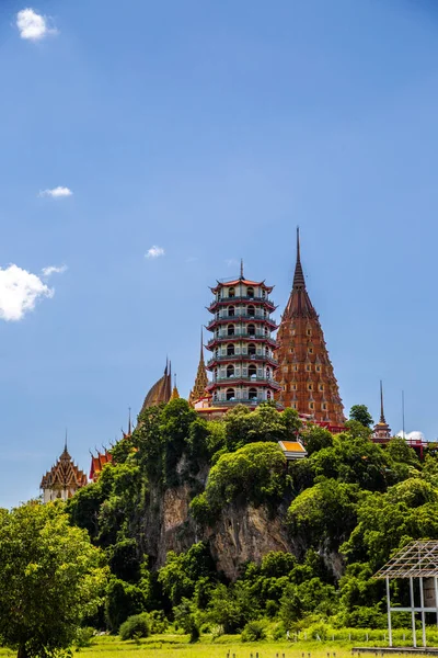 Wat Tham Khao Noi y Wat Tham Sua en Kanchanaburi, Tailandia —  Fotos de Stock