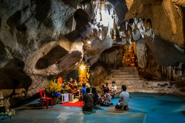 Templo de Wat tham Pu Wa en la cueva en Kanchanaburi, Tailandia —  Fotos de Stock
