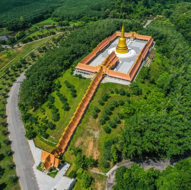 Wat Boonyawad ve Wat Boonyawas 'ın Chon Buri, Tayland' daki hava manzarası.