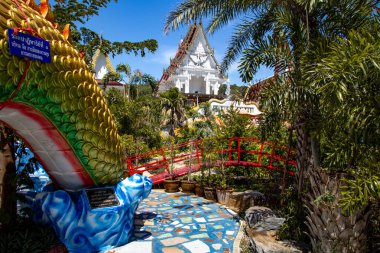 Wat Khao Sung Chaem Fa tapınağı dev yılanlı ve uzanan altın Buda, Kanchanaburi, Tayland