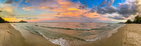 Suan Son Pradipat Beach bij zonsondergang in Prachuap Khiri Khan, Thailand — Stockfoto