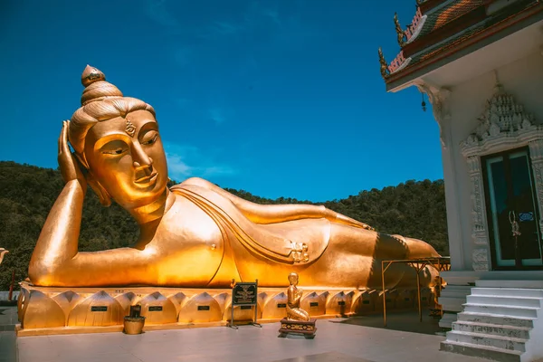 Wat Khao Sung Chaem Fa templo con serpiente gigante y buda de oro reclinable, en Kanchanaburi, Tailandia — Foto de Stock