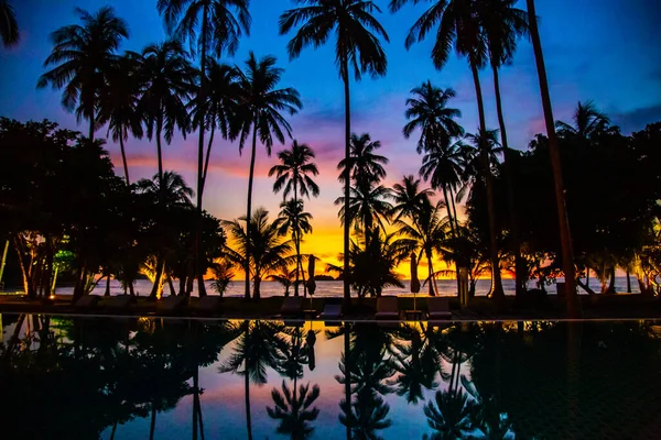 Klong Prao Beach durante o pôr do sol em Koh Chang, Trat, Tailândia — Fotografia de Stock