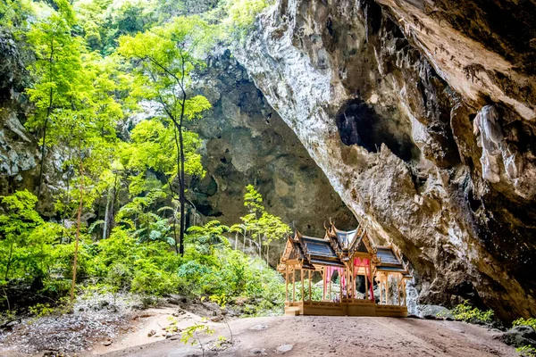 Cueva de Phraya Nakhon, templo del pabellón de Khua Kharuehat en el parque nacional de Khao Sam Roi Yot en Prachuap Khiri Khan, Tailandia —  Fotos de Stock