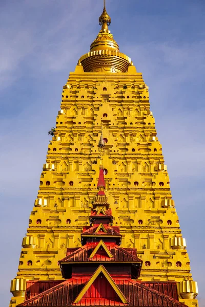 泰国Kanchanaburi Sangkhlaburi的Chedi Phutthakhaya或Puttakaya Pagoda 、 Wat wang Wiwekaram或wat luang pho uttama — 图库照片
