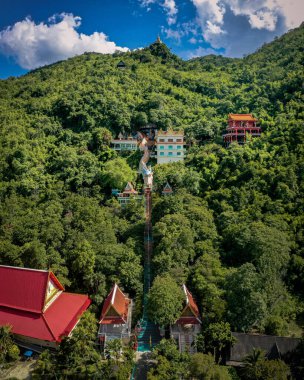 Wat Ban Tham tapınağı ve Kanchanaburi, Tayland 'daki mağara