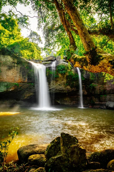 Cascade Haew Suwat dans le parc national de Khao Yai à Nakhon Ratchasima, Thaïlande — Photo