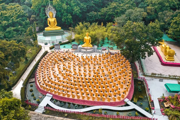 Wat Chak Yai temple, golden buddha e centenas de monges, em Chanthaburi, Tailândia — Fotografia de Stock