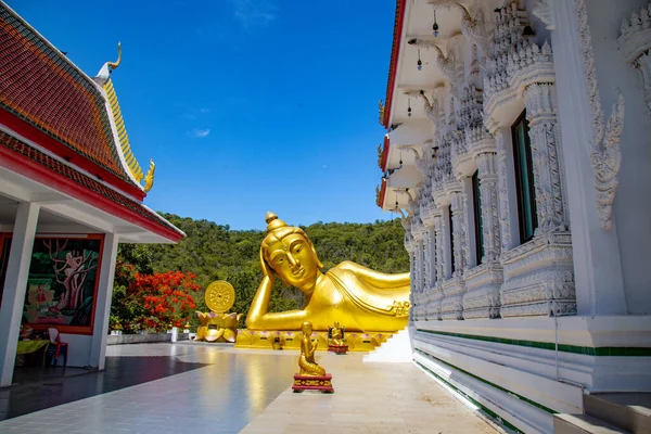 Wat Khao Sung Chaem Fa templo com cobra gigante e buda de ouro reclinável, em Kanchanaburi, Tailândia — Fotografia de Stock