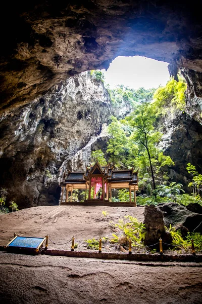 Phraya Nakhon Cave, Khua Haruehat pavilion temple in Khao Sam Roi Yot国立公園in Prachuap Khiri Khan, Thailand — ストック写真