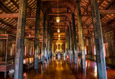 Wat Yai Suwannaram tapınağı Phetchaburi, Tayland 'da yeşil zümrüt Buddha ile