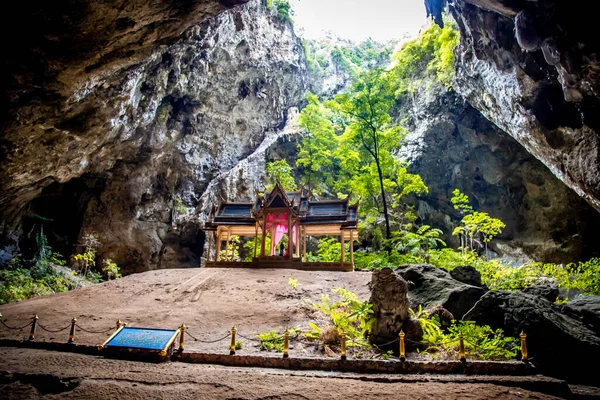 Cueva de Phraya Nakhon, templo del pabellón de Khua Kharuehat en el parque nacional de Khao Sam Roi Yot en Prachuap Khiri Khan, Tailandia —  Fotos de Stock