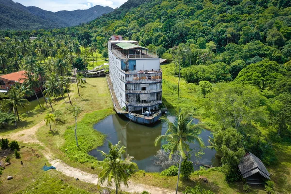 Verlassenes Boot-Chalet, Geisterschiff in der Grand Lagoona, Koh Chang, Trat, Thailand — Stockfoto