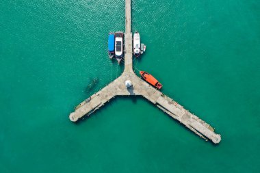 Bang Bao İskelesi 'nin ve Koh Chang, Trat, Tayland' daki deniz fenerinin havadan görüntüsü.